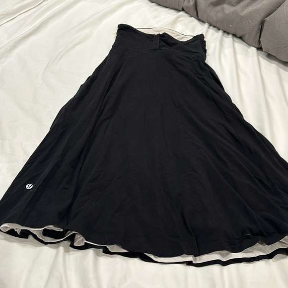 Could use condition Lululemon reversible, knee-high skirt, black/white - Picture 1 of 6